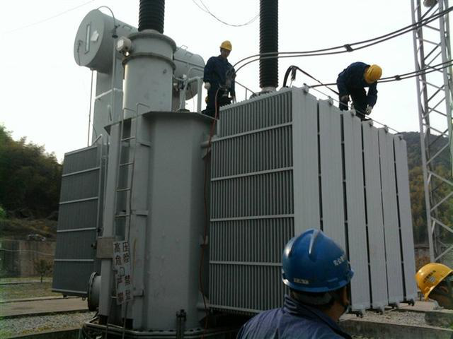 作業(yè)人員安全保護(hù)繩系在安全水平保護(hù)繩上，確保在變壓器本體上移動(dòng)始終不會(huì)失去保護(hù)。